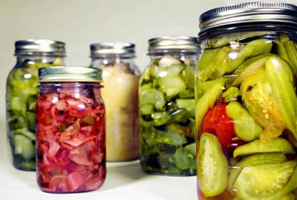 Thực phẩm muối chua. Dưa cải, thịt xông khói, giăm bông, cá xông khói... được nhiều người ưa thích bởi hương vị hấp dẫn. Vậy nhưng thực phẩm muối chứa rất nhiều nitrit.