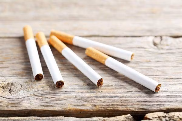 3. Thuốc lá hương bạc hà. Thuốc lá bạc hà phảng phất mùi bạc hà cùng vị the mát nên được nhiều người hút lựa chọn. Nhiều người lầm tưởng thuốc lá chứa tinh dầu bạc hà nên không gây hại. Thực tế, lượng nicotin trong thuốc lá bạc hà cực cao, gây hại nghiêm trọng đến các cơ quan như gan, thận, phổi. (Ảnh: Aboluowang)