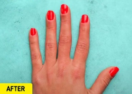 Sau khi lớp sơn khô, nhẹ nhàng bóc lớp mặt nạ ra là bạn có được đôi tay trang trí như ý.