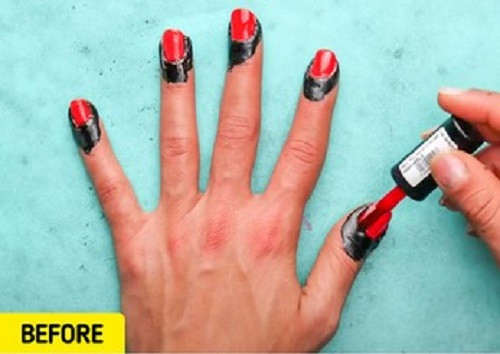 Sơn móng tay đòi hỏi sự tỉ mỉ cao độ. Nếu chưa thực sự tự tin, bạn nên dùng mặt nạ lột bôi xung quanh mép của móng tay rồi sơn.