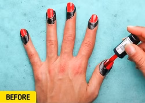 Sơn móng tay đòi hỏi sự tỉ mỉ cao độ. Nếu chưa thực sự tự tin, bạn nên dùng mặt nạ lột bôi xung quanh mép của móng tay rồi sơn.