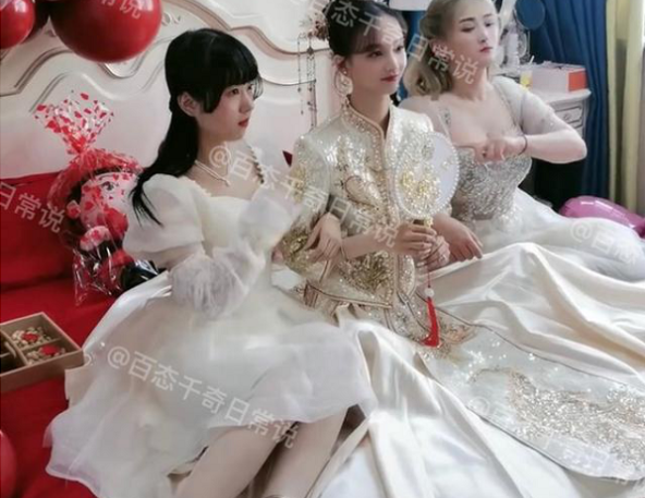 Mac vay co rong, phu dau lan at nhan vat chinh gay tranh cai