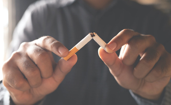 1. Phòng ngừa chính - Tránh các yếu tố nguy cơ gây ung thư. Những yếu tố tăng nguy cơ ung thư như hút thuốc lá, uống rượu. Bên cạnh đó, cần tiêm vắc xin HPV cho phụ nữ để giảm nguy cơ ung thư cổ tử cung. (Ảnh minh họa)