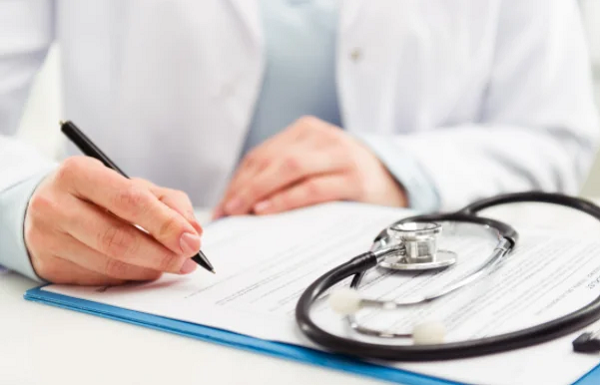 Nỗ lực và học hỏi không ngừng, Tiểu Lưu may mắn tìm được công việc mức lương cao, có cơ hội thăng tiến. Mọi thứ đang dần tốt đẹp thì số phận lại trêu đùa Lưu. Lần kiểm tra sức khỏe đầu vào, bác sĩ chẩn đoán anh mắc ung thư phổi. (Ảnh: Ifeng)