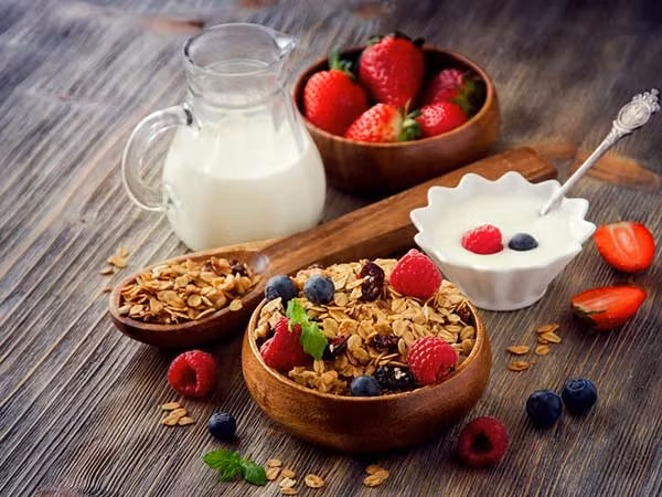 Lúc này, bạn nên “bù đắp” cho cơ thể bằng một bữa sáng lành mạnh với các thực phẩm như sữa, đậu, ngũ cốc, cháo nóng. Đồng thời, bạn nên uống nhiều nước lọc, có kế hoạch cho mắt nghỉ ngơi, tránh mỏi mắt.