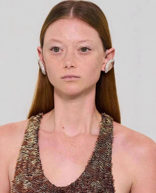 Sara Grace Wallerstedt sinh năm 1999 tại Mỹ. Hiện cô nàng 23 tuổi, là một trong những người mẫu được yêu thích nhất trong các show diễn của các thương hiệu lớn. Điều khiến nhiều người khó hiểu là Sara sở hữu gương mặt đầy tàn nhang. Đây vốn là một bất lợi lớn về ngoại hình. (Ảnh: Sohu)