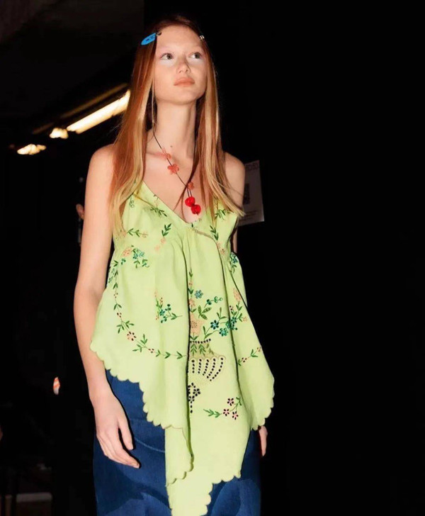 Được biết, " cô gái tàn nhang" Sara không thuộc tuýp người nổi tiếng từ trứng nước. Khi 17 tuổi, cô vẫn là một nữ sinh vô danh. Tình cờ, cô được một người chụp ảnh trên phố ngỏ lời mời nộp hồ sơ phỏng vấn cho một công ty người mẫu ở Dallas.