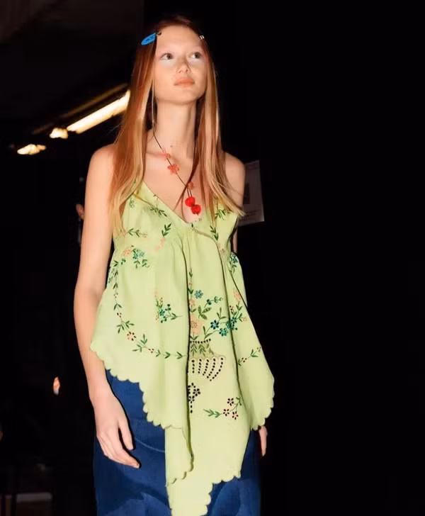 Được biết, " cô gái tàn nhang" Sara không thuộc tuýp người nổi tiếng từ trứng nước. Khi 17 tuổi, cô vẫn là một nữ sinh vô danh. Tình cờ, cô được một người chụp ảnh trên phố ngỏ lời mời nộp hồ sơ phỏng vấn cho một công ty người mẫu ở Dallas.