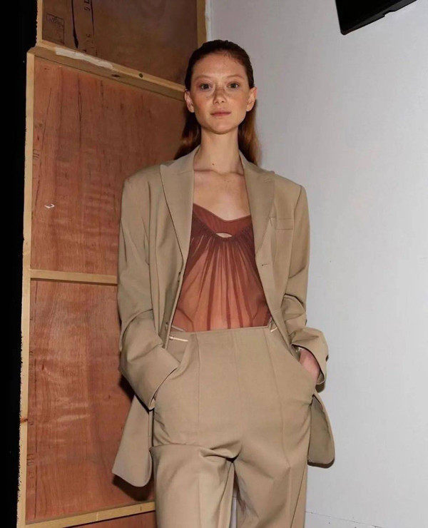 Được biết, lần đầu sải bước tại triển lãm Proenza Schouler 2016, Sara đã gây nên sự sửng sốt cho giới mộ điệu thời trang.