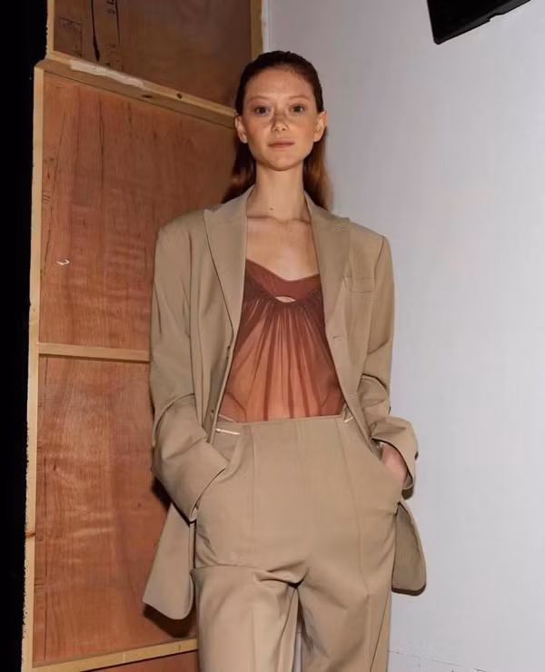 Được biết, lần đầu sải bước tại triển lãm Proenza Schouler 2016, Sara đã gây nên sự sửng sốt cho giới mộ điệu thời trang.