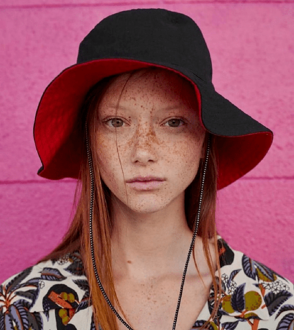 Từ lâu, kiểu gương mặt tàn nhang hay lông mày thưa như Sara không được lòng nhiều người. Vậy nhưng, giữa “rừng” nhan sắc hào nhoáng, những đặc điểm chân thực, mộc mạc này lại là “vũ khí” của cô gái trẻ. Nhiều tàn nhang nhưng bù lại, gương mặt Sara thanh tú như búp bê sứ, đôi mắt xanh thẳm, thanh tao, đôi tai “yêu tinh” càng khiến vẻ ngoài trở nên cuốn hút, mộc mạc, toát lên vẻ lanh lợi.