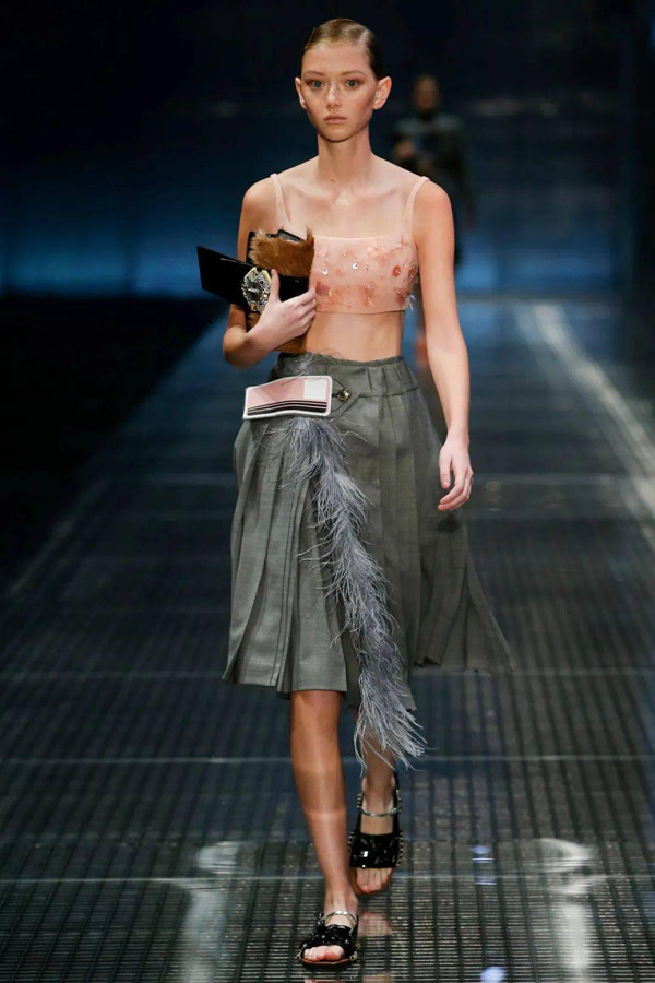 Chưa đầy một năm ra mắt, Sara trình diễn cho Prada hai lần liên tiếp. Thậm chí, cô còn xuất hiện với tư cách người mẫu cuối cùng tại chương trình Prada Fall/ Winter 2017.