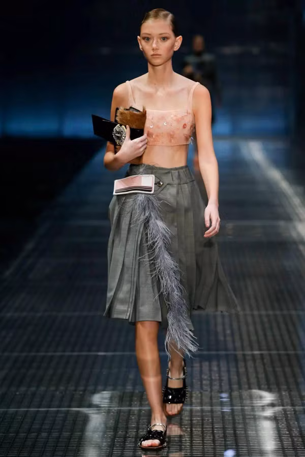 Chưa đầy một năm ra mắt, Sara trình diễn cho Prada hai lần liên tiếp. Thậm chí, cô còn xuất hiện với tư cách người mẫu cuối cùng tại chương trình Prada Fall/ Winter 2017.