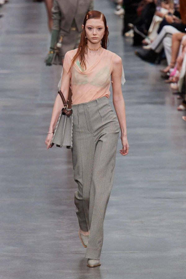 Đánh giá sự thành công của Sara, nhiều người cho biết đặc điểm ngoại hình là một yếu tố cực lớn. Những chi tiết như “tai yêu tinh, mặt tàn nhang, lông mày nhạt” mang lại vẻ lạnh lùng, thanh lịch song không kém phần tinh nghịch, sống động.