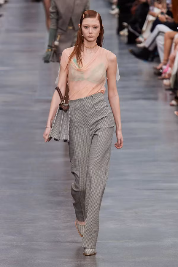 Đánh giá sự thành công của Sara, nhiều người cho biết đặc điểm ngoại hình là một yếu tố cực lớn. Những chi tiết như “tai yêu tinh, mặt tàn nhang, lông mày nhạt” mang lại vẻ lạnh lùng, thanh lịch song không kém phần tinh nghịch, sống động.