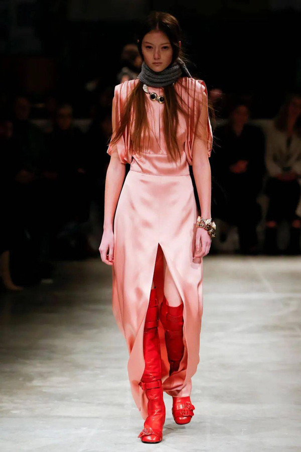 Những người nhiều kinh nghiệm trong nghề đều hết lời tán dương cô gái. Sau 5 năm ra mắt, Sara góp mặt nhiều show diễn của hơn 50 thương hiệu lớn.