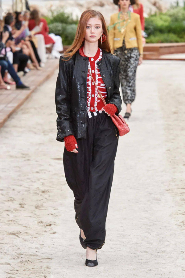 Đặc biệt, kiểu gương mặt này rất linh động, biến hóa phù hợp với nhiều thương hiệu thời trang.