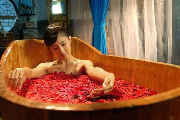 Tắm trong phòng thông khí. Bạn không nên tắm trong môi trường kín hoàn toàn. Nếu không, nhiệt độ trong nhà quá chênh lệch với bên ngoài, kết hợp không khí ẩm rất dễ gây ngất xỉu.