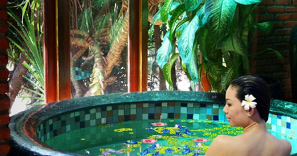 Không ngâm toàn bộ cơ thể dưới nước. Khi tắm, không nên ngâm toàn bộ cơ thể vào nước ấm. Tư thế này gây chèn ép tim, phổi và các bộ phận khác. Thay vào đó, bạn chỉ để nước ngập dưới xương sườn, vị trí tim và phổi trên mặt nước. Vị trí nước tiếp xúc với cơ thể góp phần thúc đẩy lưu thông máu mà không làm tăng gánh nặng cho tim.