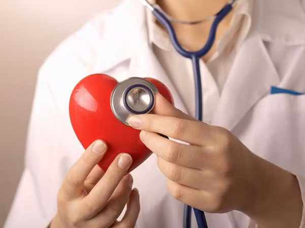 Kết quả là, lượng máu cung cấp cho các cơ quan quan trọng khác như tim và não giảm nhanh chóng. Các phản ứng thiếu máu cục bộ nghiêm trọng ở não và tim làm tăng nguy cơ đột tử.