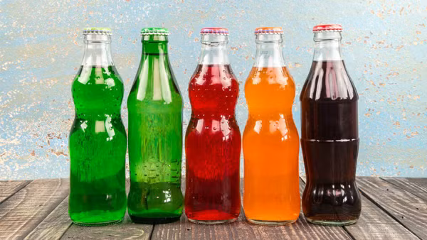 Ngoài thành phần caffeine, nước tăng lực còn chứa nhiều thành phần khác ảnh hưởng tiêu cực đến sức khỏe. Vậy nhưng, nghiên cứu chưa có đủ bằng chứng chỉ ra mức độ ảnh hưởng của những thành phần này đối với cơ thể. (Ảnh minh họa)