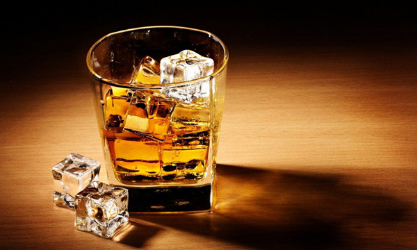 Trong khi đó, Hiệp hội Dinh dưỡng Thể thao Quốc tế đưa ra khái niệm về nước tăng lực là loại nước chứa các thành phần chung như nước, carbohydrate (glucose, sucrose, maltodextrin...), vitamin và khoáng chất. Ngoài ra, nước tăng lực có thể chứa các thành phần đặc biệt khác như caffeine, taurine, axit amin... (Ảnh minh họa)