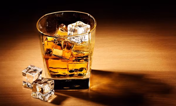 Trong khi đó, Hiệp hội Dinh dưỡng Thể thao Quốc tế đưa ra khái niệm về nước tăng lực là loại nước chứa các thành phần chung như nước, carbohydrate (glucose, sucrose, maltodextrin...), vitamin và khoáng chất. Ngoài ra, nước tăng lực có thể chứa các thành phần đặc biệt khác như caffeine, taurine, axit amin... (Ảnh minh họa)