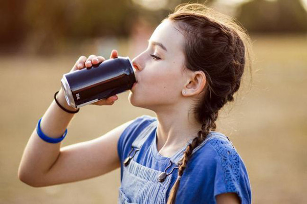 Trẻ em, thanh thiếu niên dưới 16 tuổi tốt nhất nên hạn chế nước tăng lực. Đây là giai đoạn cơ thể phát triển mạnh, dùng đồ uống chức năng quá nhiều có thể gây rối loạn điều chỉnh. Tương tự, phụ nữ mang thai, phụ nữ đang cho con bú, người nhạy cảm với caffeine cũng không nên uống loại nước này. (Ảnh: Suckhoegiadinh)