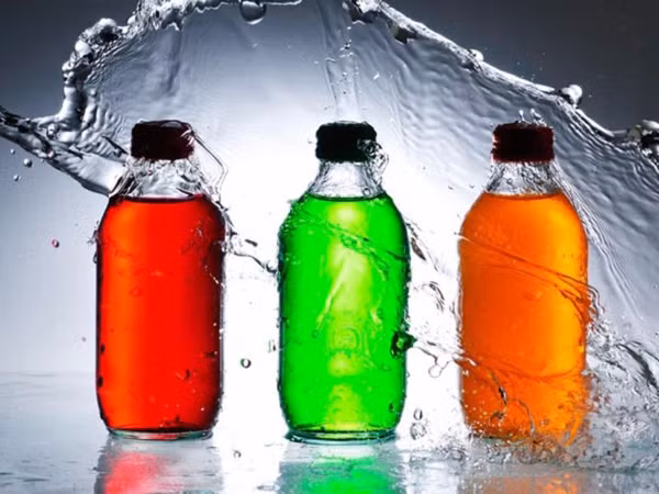 Theo tính toán, uống một lon nước ngọt sẽ không đạt đến lượng gây ngộ độc caffeine. Tuy vậy, nếu chúng ta uống nước tăng lực hàng ngày hoặc quá nhiều một lúc có thể gây ra các triệu chứng khó chịu. (Ảnh: Boldsky)