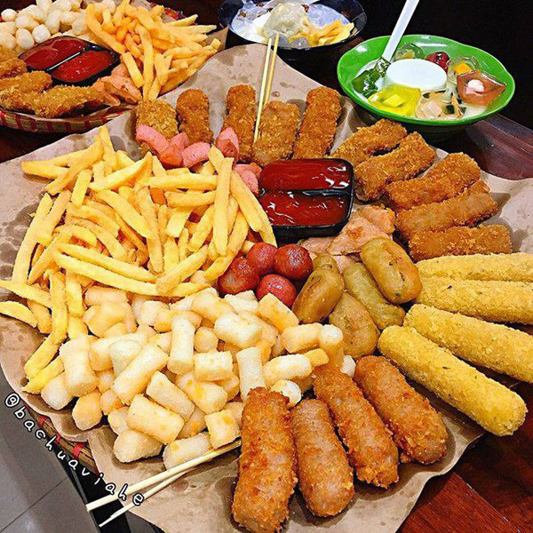 Nghiên cứu cho thấy, thực phẩm chiên có thể làm tăng mối nguy ung thư thực quản. Các nhà khoa học lý giải thực phẩm chứa tinh bột hoặc axit amin chế biến ở nhiệt độ cao trên 120°C sẽ tạo ra lượng nhỏ acrylamide. Chất này không chỉ gây ung thư mà còn gây độc cho thần kinh. (Ảnh: Pinterest)