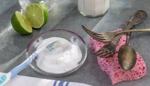 Ngâm baking soda. Baking soda có tính kiềm mạnh, sử dụng làm dung dịch ngâm rau củ sẽ có tác dụng làm sạch đáng kể. Nguyên nhân bởi hầu hết thuốc trừ sâu đều có tính axit, dễ phản ứng với bazo. (Ảnh: Vtv.vn)