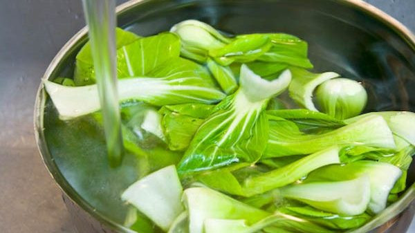 Tùy từng loại rau củ, bạn có thể áp dụng mẹo làm sạch riêng. Các loại rau ăn lá như bắp cải, rau bina, rau diếp... nên ngâm muối để làm sạch hiệu quả. (Ảnh: baovegiadinhviet)