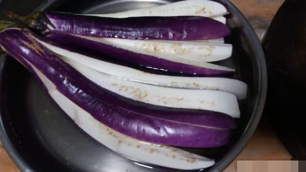 Các loại quả như đậu, cà tím, cà chua... nên ngâm nước vo gạo để đạt mục đích giảm dư lượng thuốc trừ sâu tốt nhất. (Ảnh: Eva)