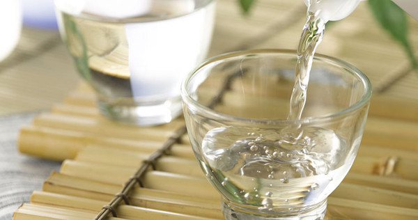 Ngâm giấm. Phương pháp rửa rau bằng giấm dựa trên nguyên lý trung hòa axit và bazo. Hiện hầu hết các loại thuốc trừ sâu có tính axit, ngâm trong môi trường kiềm khiến axit phản ứng với bazo, mang lại hiệu quả làm sạch. (Ảnh: Cooky)