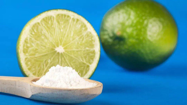 Ngâm muối. Muối có thành phần natri clorua. Dung dịch nước muối là trung tính nên rất khó phản ứng với các chất hóa học trong thuốc trừ sâu. Điều này đồng nghĩa với việc ngâm muối khó có thể loại bỏ thuốc trừ sâu tồn đọng. (Ảnh: Sohu)