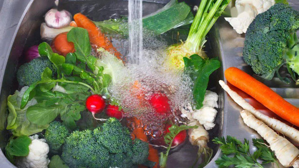 Thực tế, ngâm rau củ trong nước muối chỉ có tác dụng gây ức chế, tiêu diệt một vài loại vi khuẩn nhất định. Khi thực hiện, không nên ngâm rau trong nước muối quá lâu bởi nó có thể khiến lượng vitamin và khoáng chất trong rau củ bị hao hụt. Đôi khi, chất bẩn có nguy cơ thẩm thấu ngược lại. (Ảnh: Sohu)