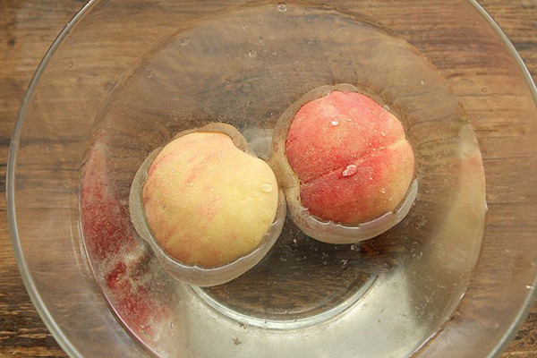 Các loại cây ăn quả như lê, đào, mận... nên ngâm baking soda. Lưu ý, ngâm nước ấm sẽ tốt hơn nước lạnh. Tuy vậy, nhiệt độ nước không nên quá nóng, tránh ảnh hưởng đến vẻ ngoài của rau củ quả. (Ảnh: Eva)