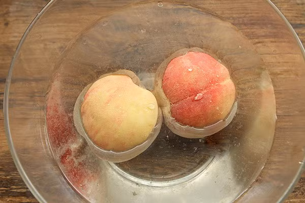 Các loại cây ăn quả như lê, đào, mận... nên ngâm baking soda. Lưu ý, ngâm nước ấm sẽ tốt hơn nước lạnh. Tuy vậy, nhiệt độ nước không nên quá nóng, tránh ảnh hưởng đến vẻ ngoài của rau củ quả. (Ảnh: Eva)