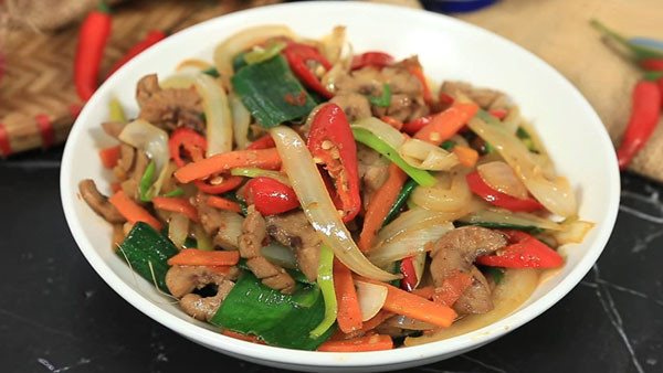 Cật xào sa tế chuẩn vị sẽ có vị cay nồng của sa tế, giòn sật, ngầy ngậy của cật. Không chỉ ngon miệng, món ăn còn mang lại nhiều giá trị dinh dưỡng. Món ăn cung cấp protein, khoáng chất cực dồi dào. (Ảnh: Bachhoaxanh)