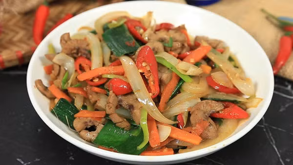 Cật xào sa tế chuẩn vị sẽ có vị cay nồng của sa tế, giòn sật, ngầy ngậy của cật. Không chỉ ngon miệng, món ăn còn mang lại nhiều giá trị dinh dưỡng. Món ăn cung cấp protein, khoáng chất cực dồi dào. (Ảnh: Bachhoaxanh)