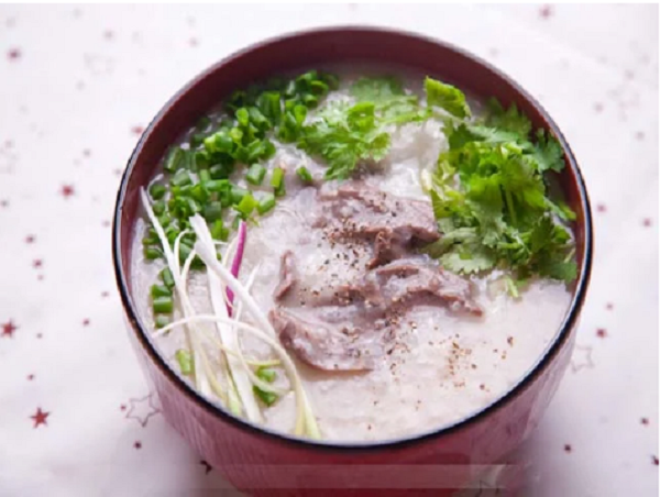 Cháo tim đạt chuẩn có vị bùi của tim, dẻo quánh, sánh mịn và thơm mùi gạo chín. Cháo tim càng đặc sắc hơn nếu thưởng thức cùng hành ngò thái nhỏ kết hợp chút tiêu xay. (Ảnh: Phunutoday)