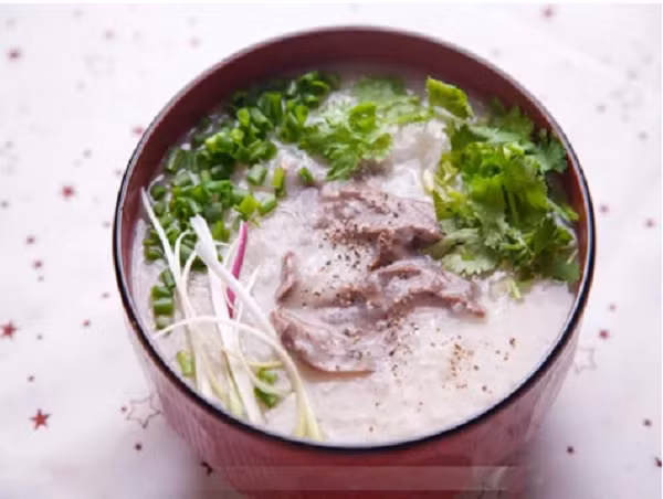 Cháo tim đạt chuẩn có vị bùi của tim, dẻo quánh, sánh mịn và thơm mùi gạo chín. Cháo tim càng đặc sắc hơn nếu thưởng thức cùng hành ngò thái nhỏ kết hợp chút tiêu xay. (Ảnh: Phunutoday)