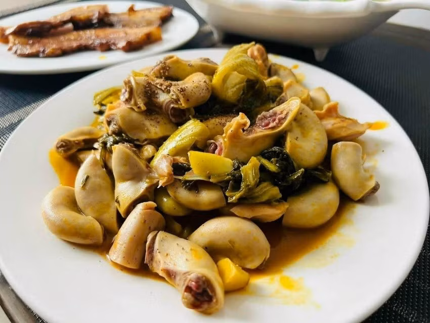 Ngoài lòng xào dưa, bạn có thể đổi món cho bữa ăn bằng những món ngon khác từ "ngũ tạng heo". Ảnh: PLO.