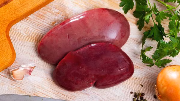 2. Cật. Cật heo có thể chế biến thành nhiều món tuyệt phẩm như miến xào cật, cháo cật, cật nướng... Trong số đó, cật xào sa tế để lại dư âm ấn tượng cho người ăn. (Ảnh: Dienmayxanh)