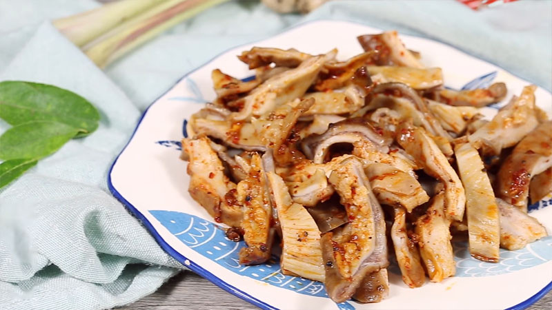 Dạ dày nướng đặc biệt thích hợp nhâm nhi những ngày lạnh, ăn kèm với nước mắm ớt và các loại rau thơm. Ảnh: Bachhoaxanh.