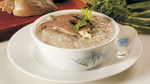 3. Tim. Tim là nguyên liệu nấu ăn vừa thơm ngon vừa đem lại giá trị dinh dưỡng cao, phù hợp làm món bồi bổ cho người suy nhược, mới ốm dậy. Một trong những món ngon dễ làm từ phần nội tạng này là cháo tim. (Ảnh: Dienmayxanh)