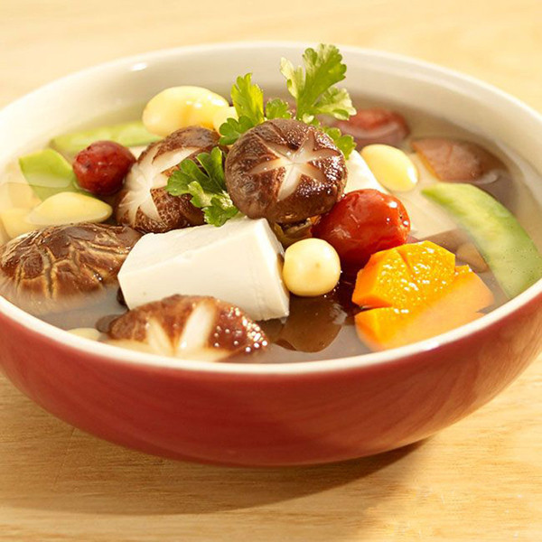 Một trong những cách nấu đơn giản nhất là canh phổi nấu củ cải. Nguyên liệu chính của món ăn gồm phổi, củ cải khô, củ cải tươi, thịt nạc, hạnh nhân, táo, cà rốt, gừng... Món ăn được đánh giá ngon ngọt, cực tốn cơm. (Ảnh: Noitrogioi.net)