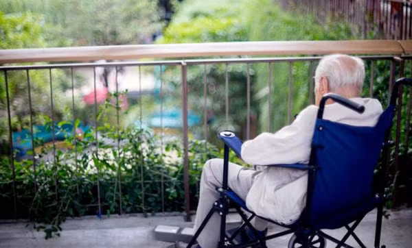 Ông Vương (ở Trung Quốc) năm nay 55 tuổi, rất chú trọng sức khỏe. Cụ thể, ông không hút thuốc, uống rượu, ăn nhạt, yêu thể thao, thường xuyên đi bộ trong công viên mỗi khi có thời gian rảnh. Quan tâm sức khỏe là vậy nhưng hiện ông Vương nằm liệt giường do nhồi máu não. (Ảnh: 39Health, minh họa)