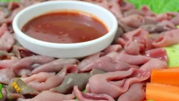 Đặc biệt, tại Hàn, giun thìa biển còn được ăn sống, không trải qua bất kỳ công đoạn xử lý nhiệt nào. Sau khi làm sạch, con vật sẽ được thái lát, ăn sống với nước sốt và kim chi.