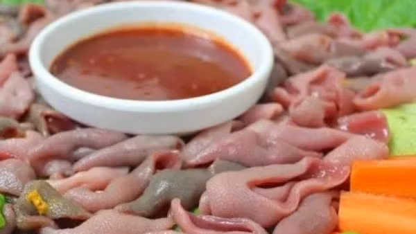 Đặc biệt, tại Hàn, giun thìa biển còn được ăn sống, không trải qua bất kỳ công đoạn xử lý nhiệt nào. Sau khi làm sạch, con vật sẽ được thái lát, ăn sống với nước sốt và kim chi.